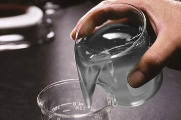 Hoge viscositeit hydraulische frackingvloeistof met lage corrosievermogen en neutraal pH-niveau