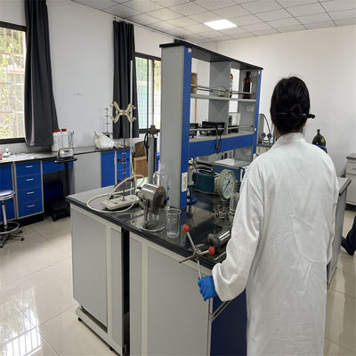 Vloeistof voor hydraulische fracturering met een lage ontvlambaarheid met variabele milieu-impact ter ondersteuning en duurzame olie- en gasherwinning